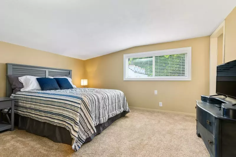 "We really loved staying right across the street from access to the bay and the crabbing pier. The house is in great condition and it's huge! "-Jeremy