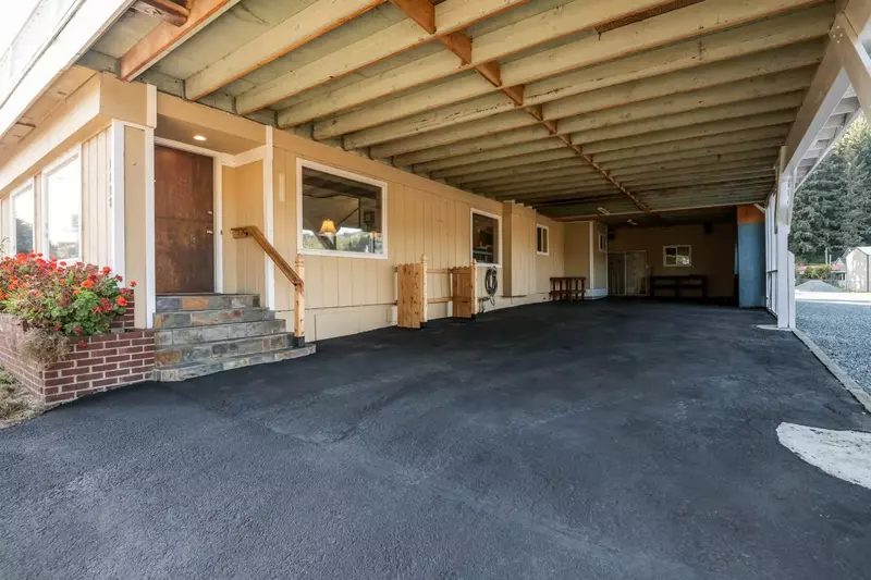 "Plenty of room outside for multiple cars, boats, RVs and more." - Elijah