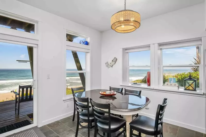 "We happened to be there for the King Tide, it was a great view of the ocean from the living room! Very clean and great communication." - Liz