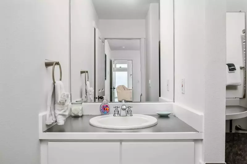 With 2 full bathrooms everyone staying here has ample privacy.