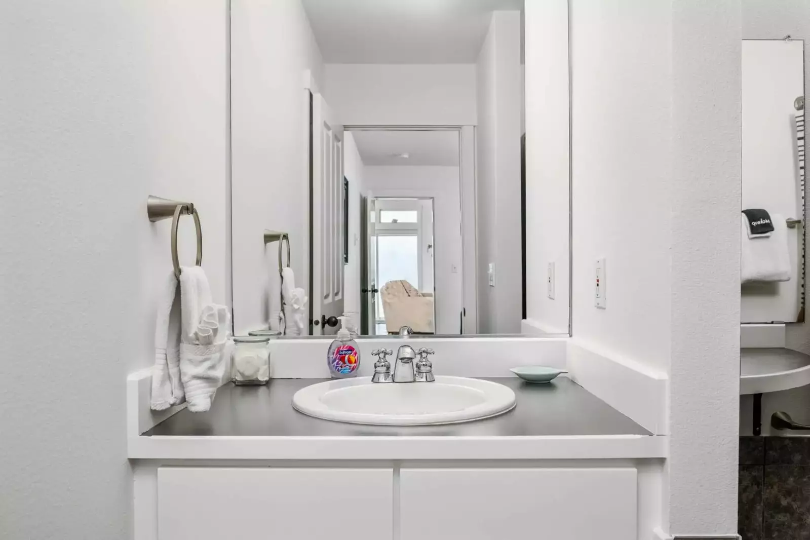 With 2 full bathrooms everyone staying here has ample privacy.