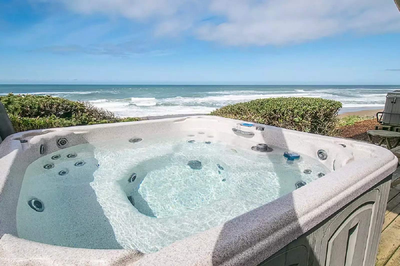 There was a great view of the ocean with easy access to the beach, a hot tub that was clean and perfectly temp controlled. -Daniel