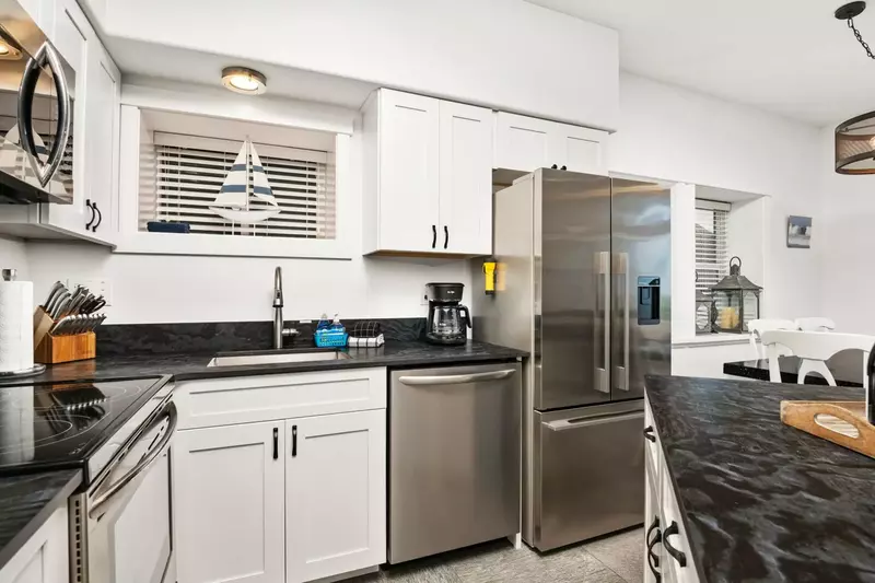 Cook delicious meals for breakfast, lunch, and dinner in this fully equipped kitchen. We suggest grabbing some seafood from a local market.