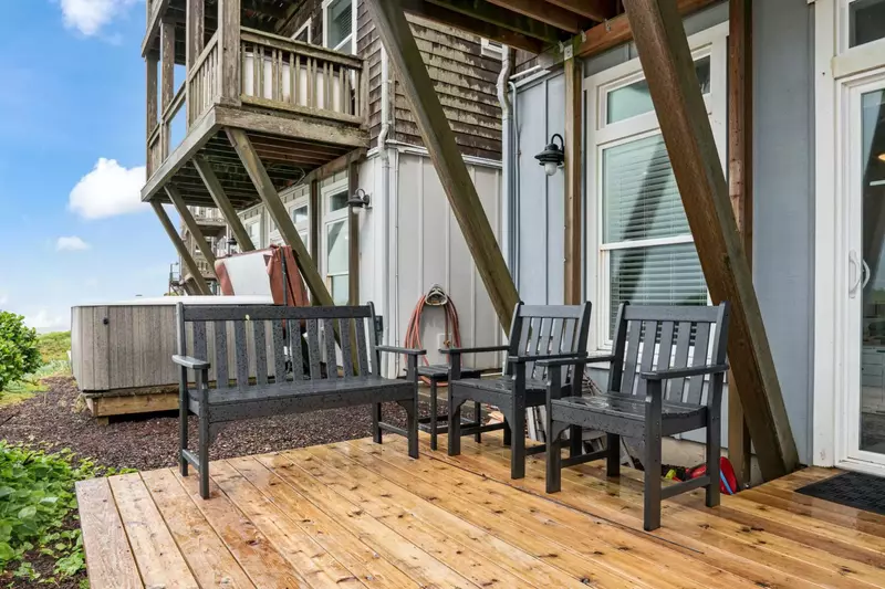 The location is great- close to a long, wide beach. The hot tub was amazing, we watched the waves and sea animals swimming. -Sarah