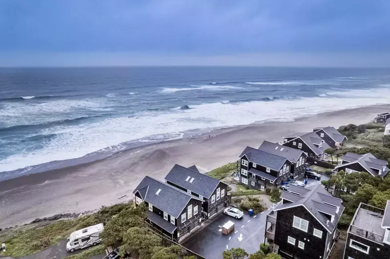 Great property with an amazing view and close ... like steps from the beach! Will 100000% stay here again. -Erle