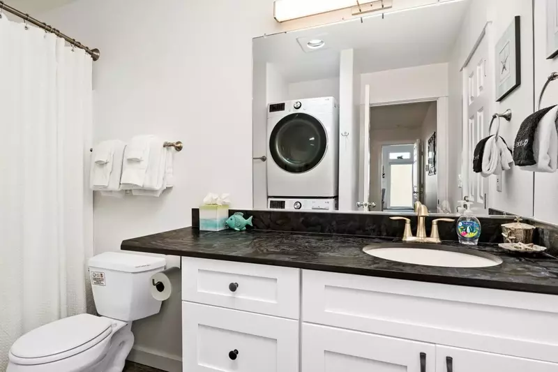 With 2 full bathrooms everyone staying here has ample privacy.