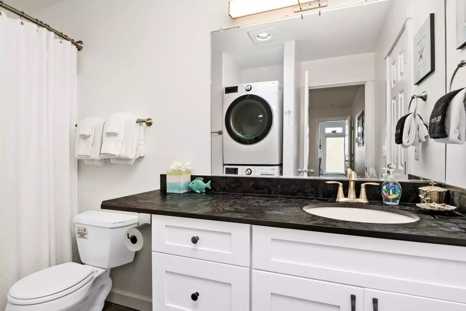 With 2 full bathrooms everyone staying here has ample privacy.