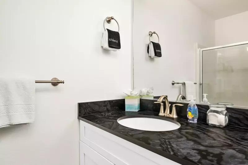 "Very clean with great views of the ocean and beach access." - William