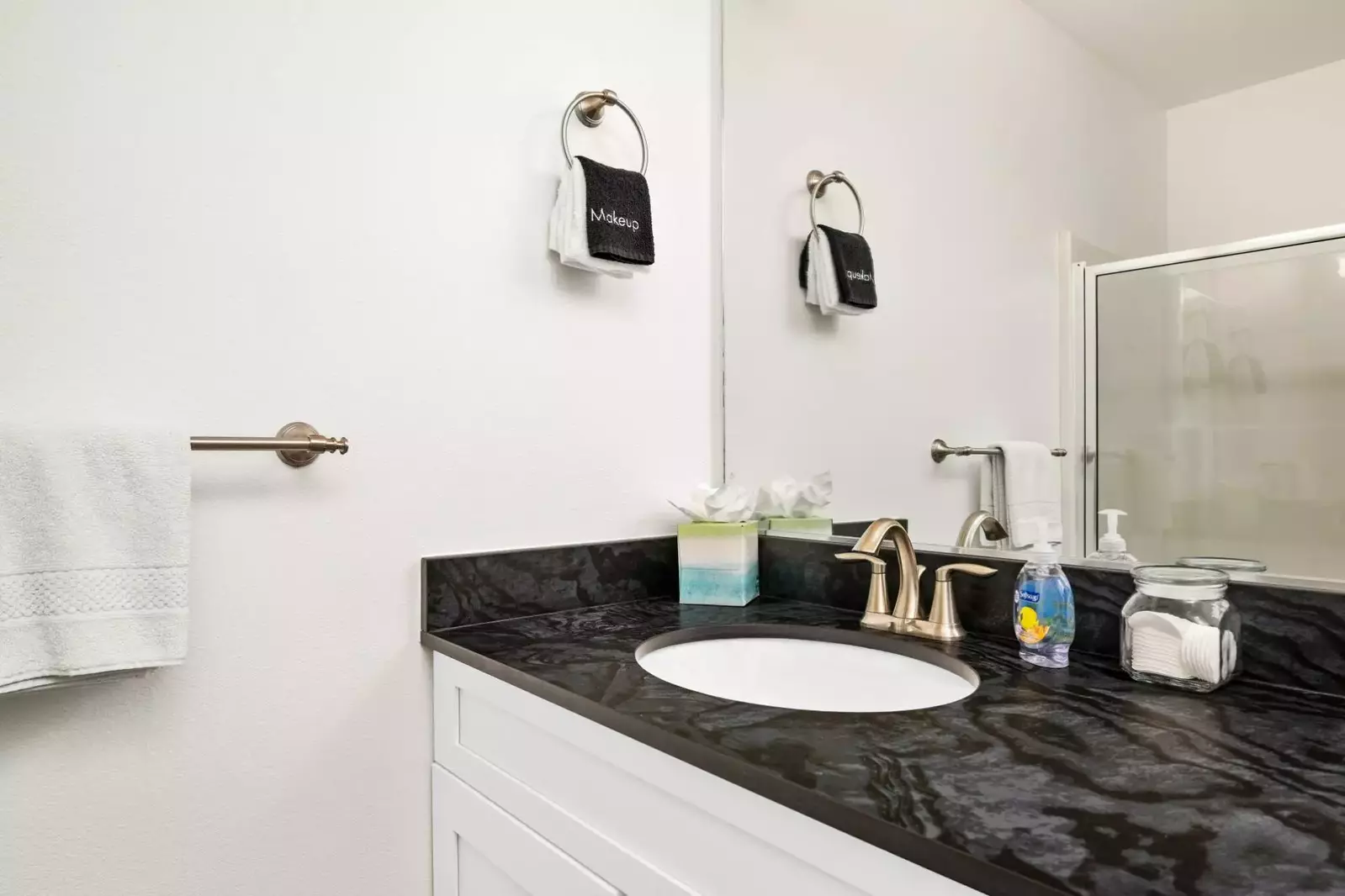 "Very clean with great views of the ocean and beach access." - William