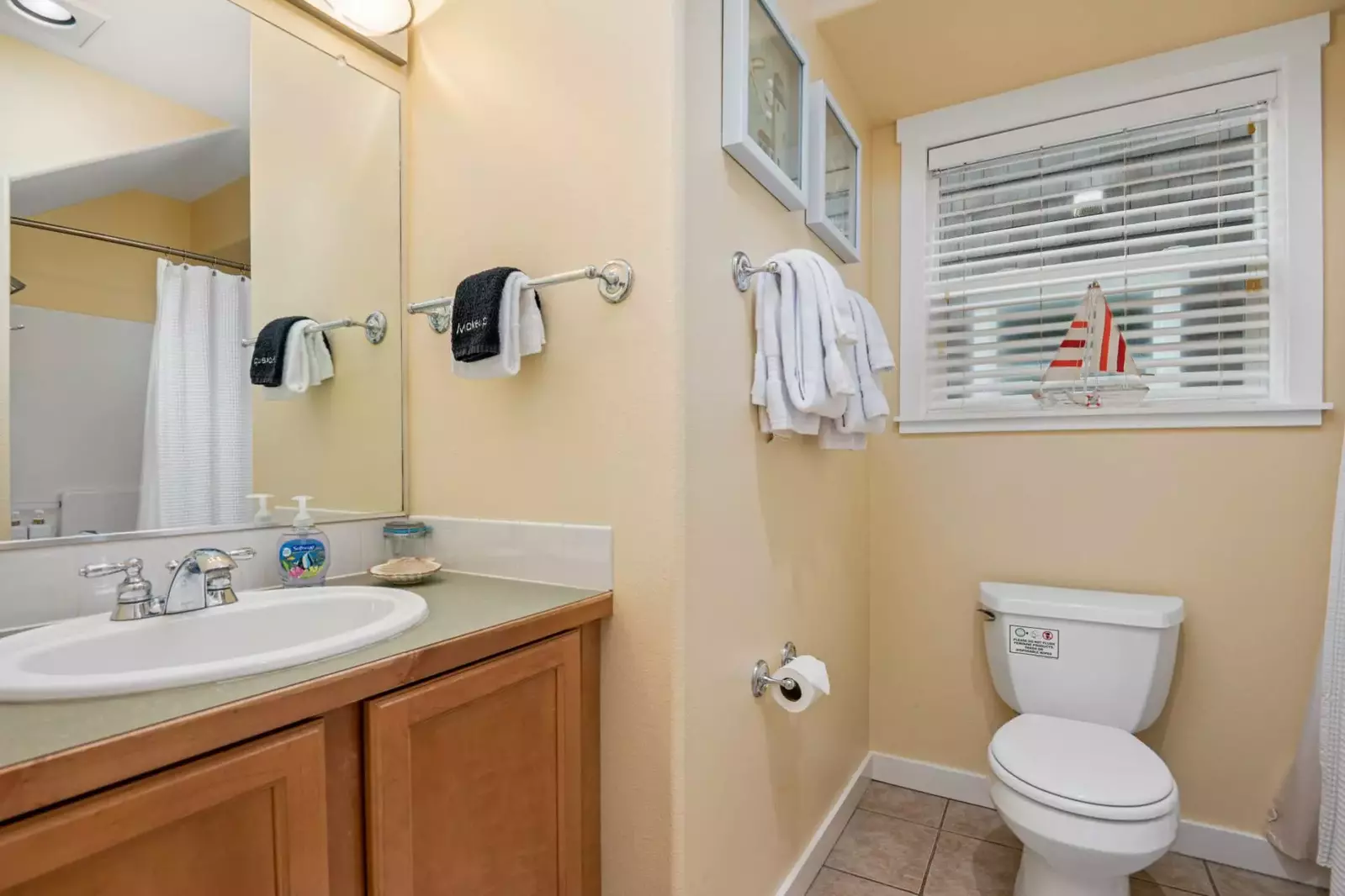 With 2 full bathrooms everyone staying here has ample privacy.