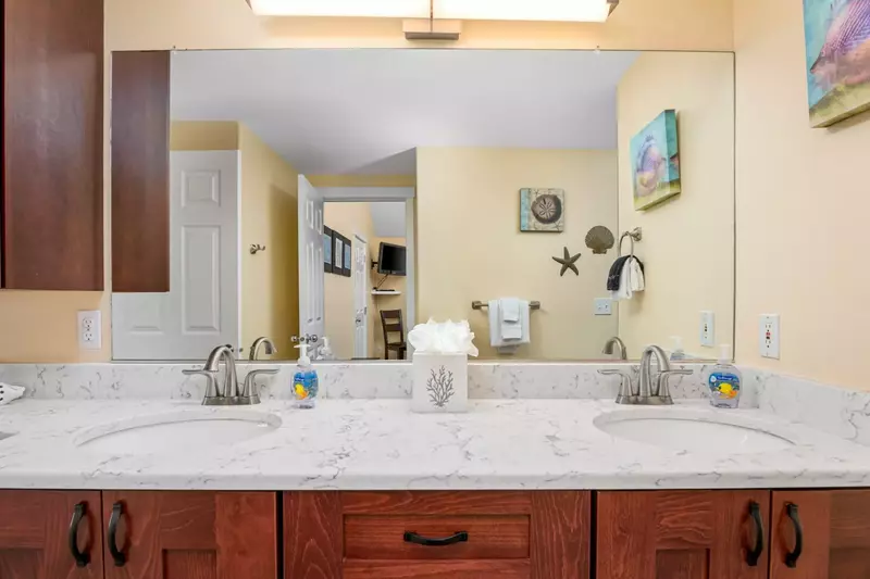 Great location with spectacular views. Property matched well with online pics and description. Will definitely recommend to friends - Dan