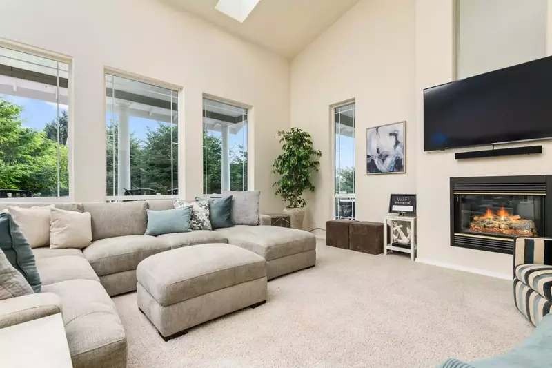 Place was great! Exactly as advertised. Clean and lots of space!  -Victor