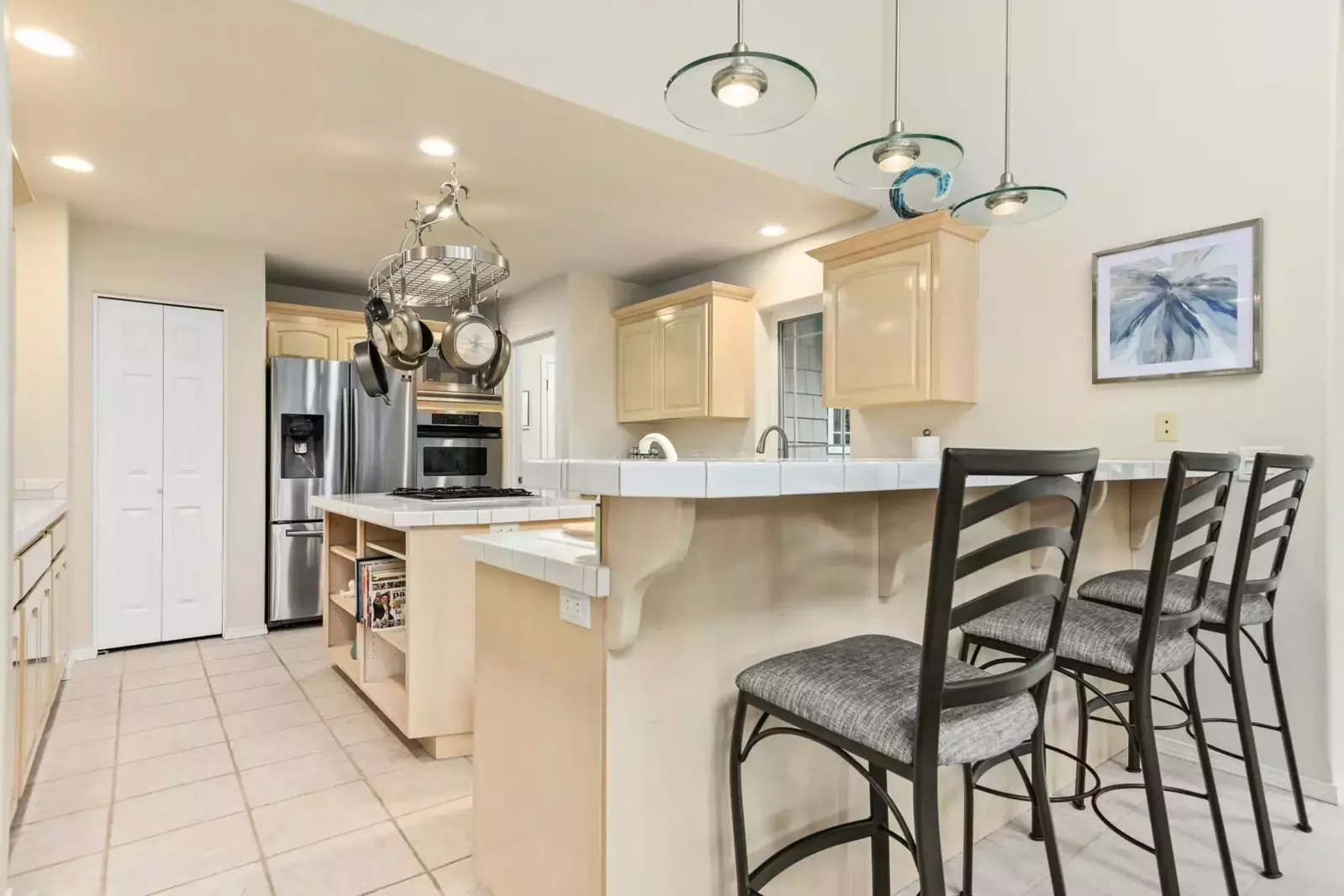 Cook delicious meals for breakfast, lunch, and dinner in this fully equipped kitchen. We suggest grabbing some seafood from a local market.