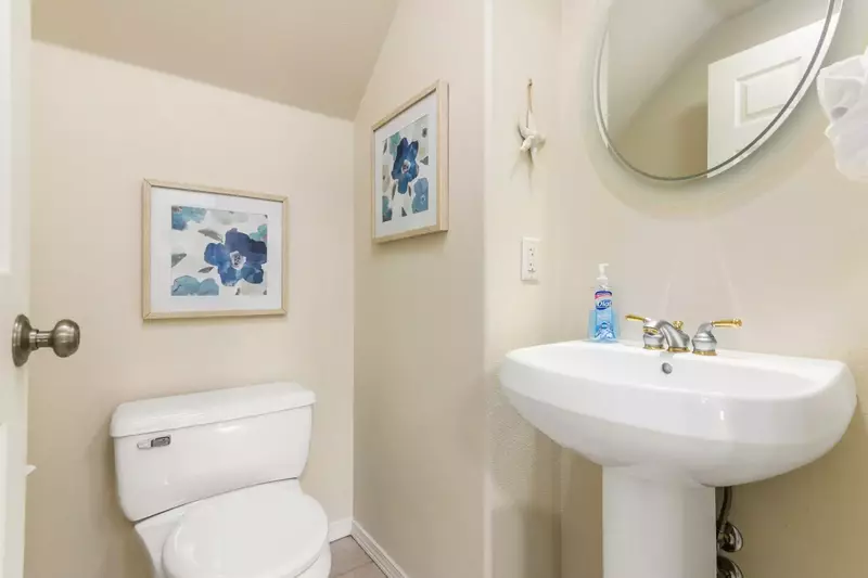 With 3 full bathrooms everyone staying here has ample privacy.