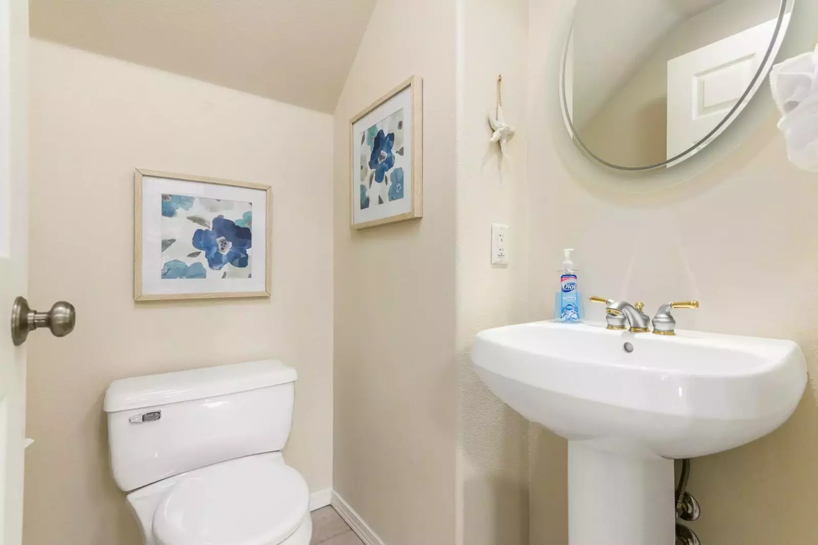 With 3 full bathrooms everyone staying here has ample privacy.