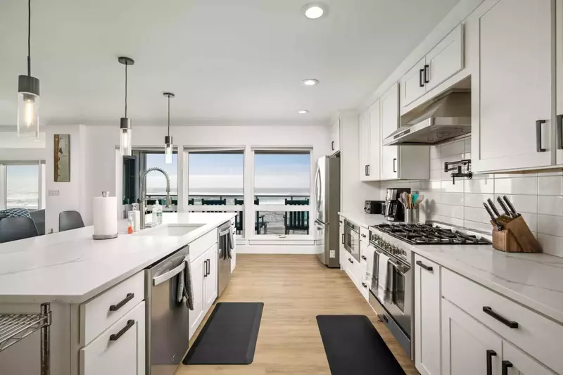 Cook delicious meals for breakfast, lunch, and dinner in this fully equipped kitchen. We suggest grabbing some seafood from a local market.