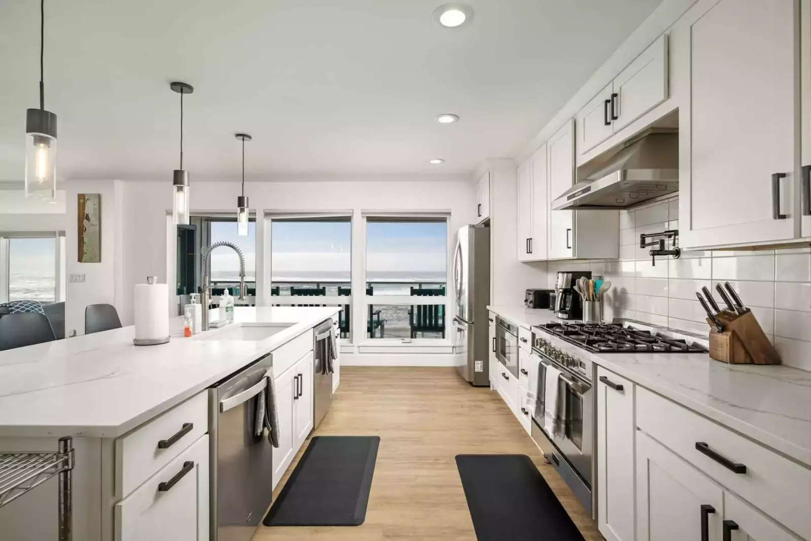 Cook delicious meals for breakfast, lunch, and dinner in this fully equipped kitchen. We suggest grabbing some seafood from a local market.