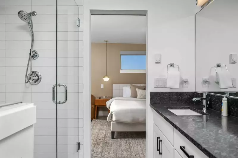 With 6 full bathrooms everyone staying here has ample privacy.