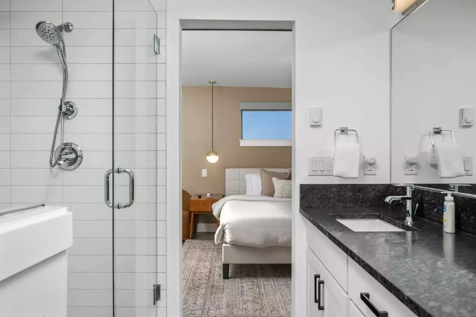 With 6 full bathrooms everyone staying here has ample privacy.