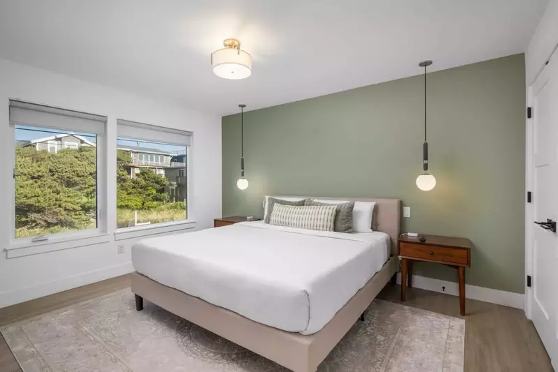 "So convenient for our large group. Wonderful views of the ocean and the neighborhood was so quiet" - Ron