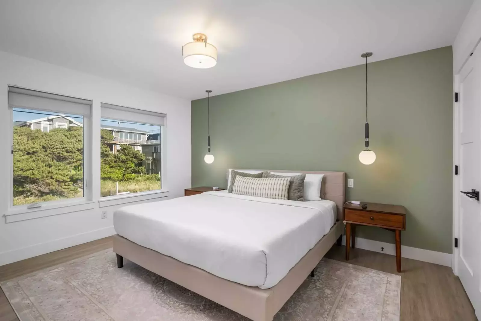 "So convenient for our large group. Wonderful views of the ocean and the neighborhood was so quiet" - Ron