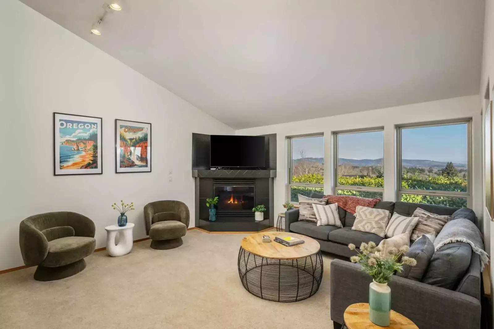 Welcome to Dogwood Villa! Please enjoy our spacious rental in the heart of Oregon wine country.