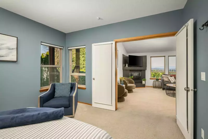 "Stayed here with a groups of moms. Loved that there were 5 bedrooms and walking distance to downtown Dundee! Beautiful views!" - Nora