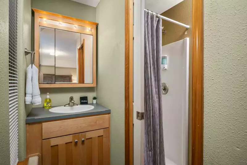 With 2.5 bathrooms everyone staying here has ample privacy.