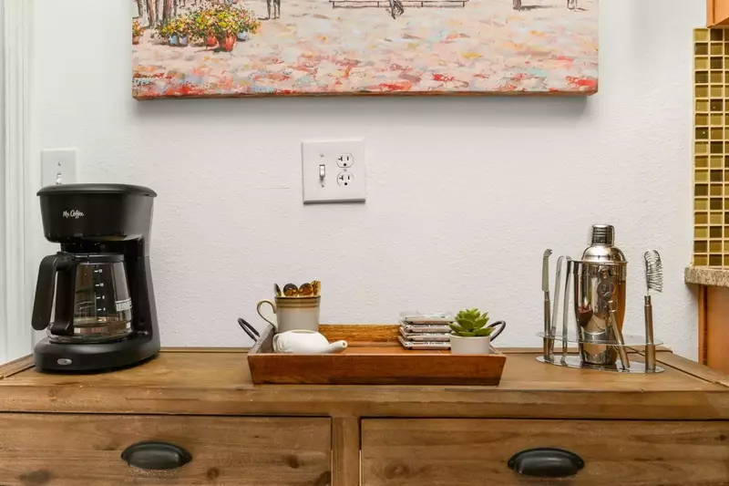 Coffee lovers are in luck as this rental provides coffee. There are also cute cafes a short drive away.