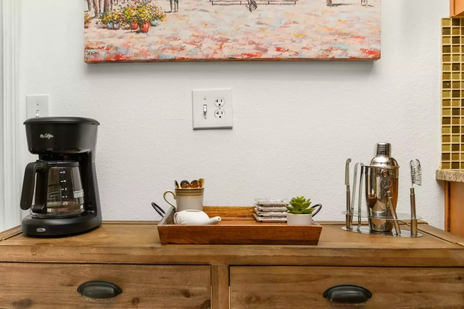 Coffee lovers are in luck as this rental provides coffee. There are also cute cafes a short drive away.