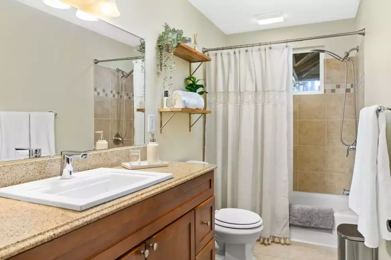 With 2 full bathrooms everyone staying here has ample privacy.