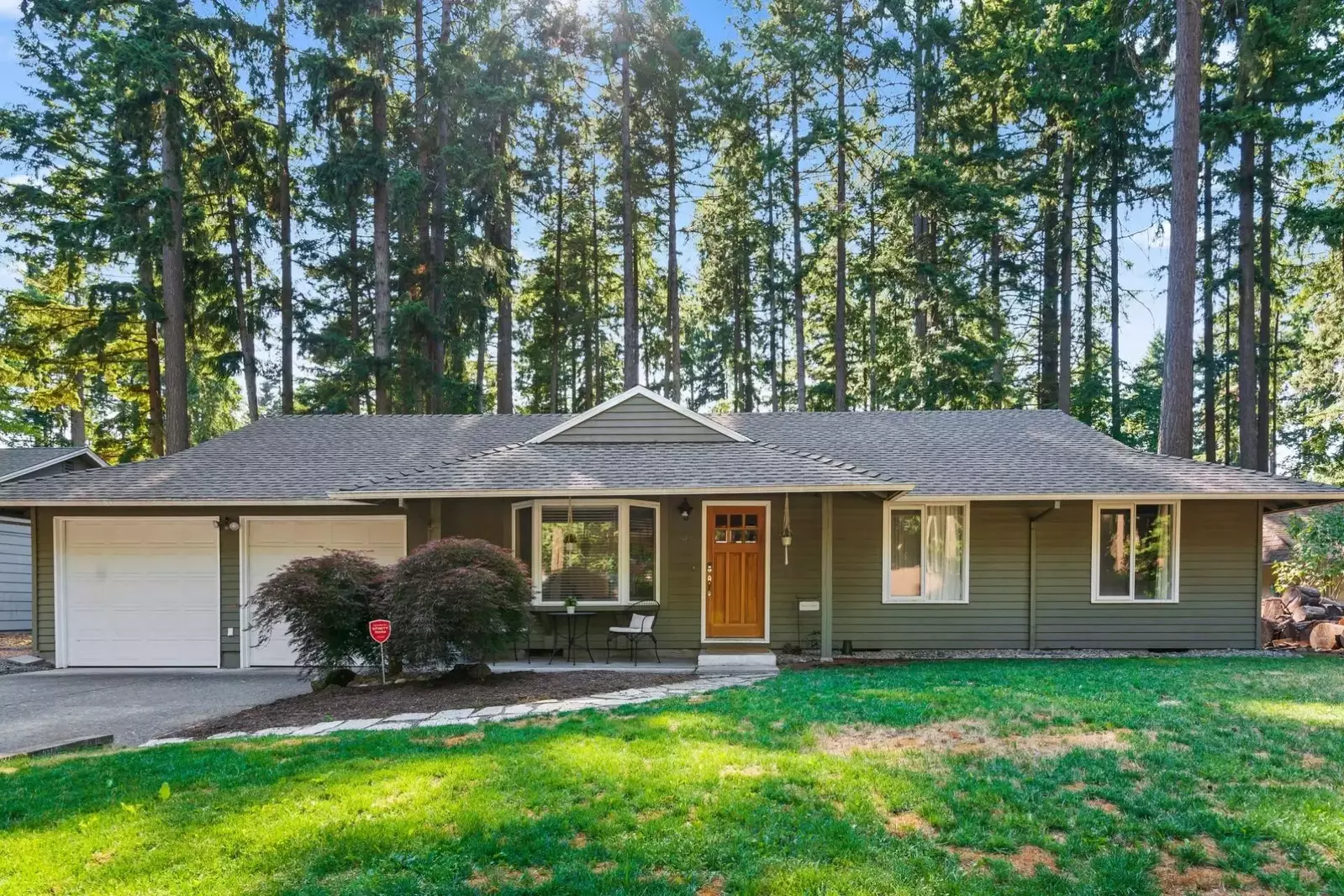 Lake Oswego is a charming town just south of Portland. It has a lovely downtown full or shops, restaurants, bars, and other activities.