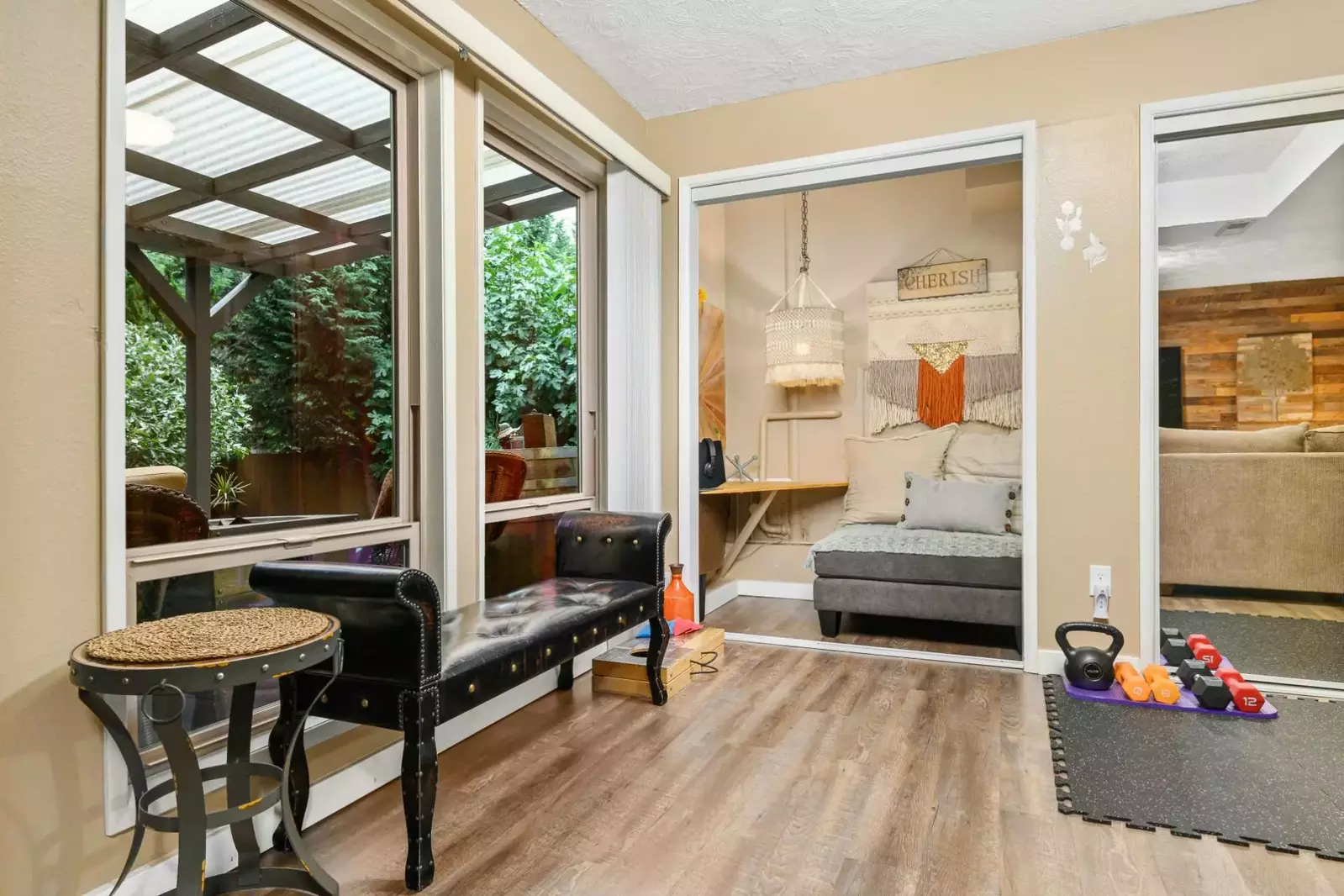 Guests can relax but also exercise with the weight collection.