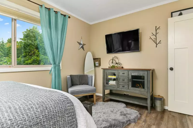 "Grandkids loved having their own room with their own tv for the night they stayed with us. I loved that the kitchen was well stocked" - Barbara