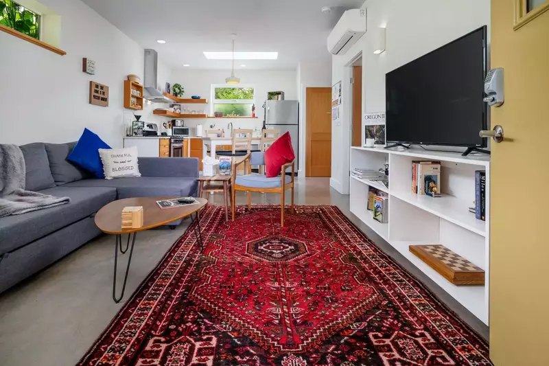 This guest house is adorable, a great size for a couple, nicely decorated and well stocked with anything you'd need.  -Deborah