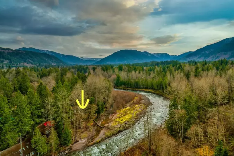 "River sound is very peaceful and house well equipped for a relaxing fun time." - John