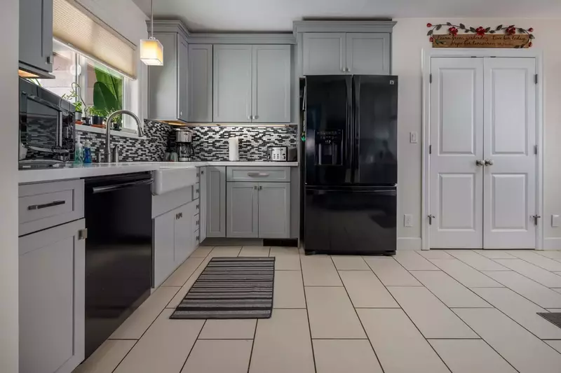 Very Large Kitchen & Very Clean & Cozy.  -Constantine