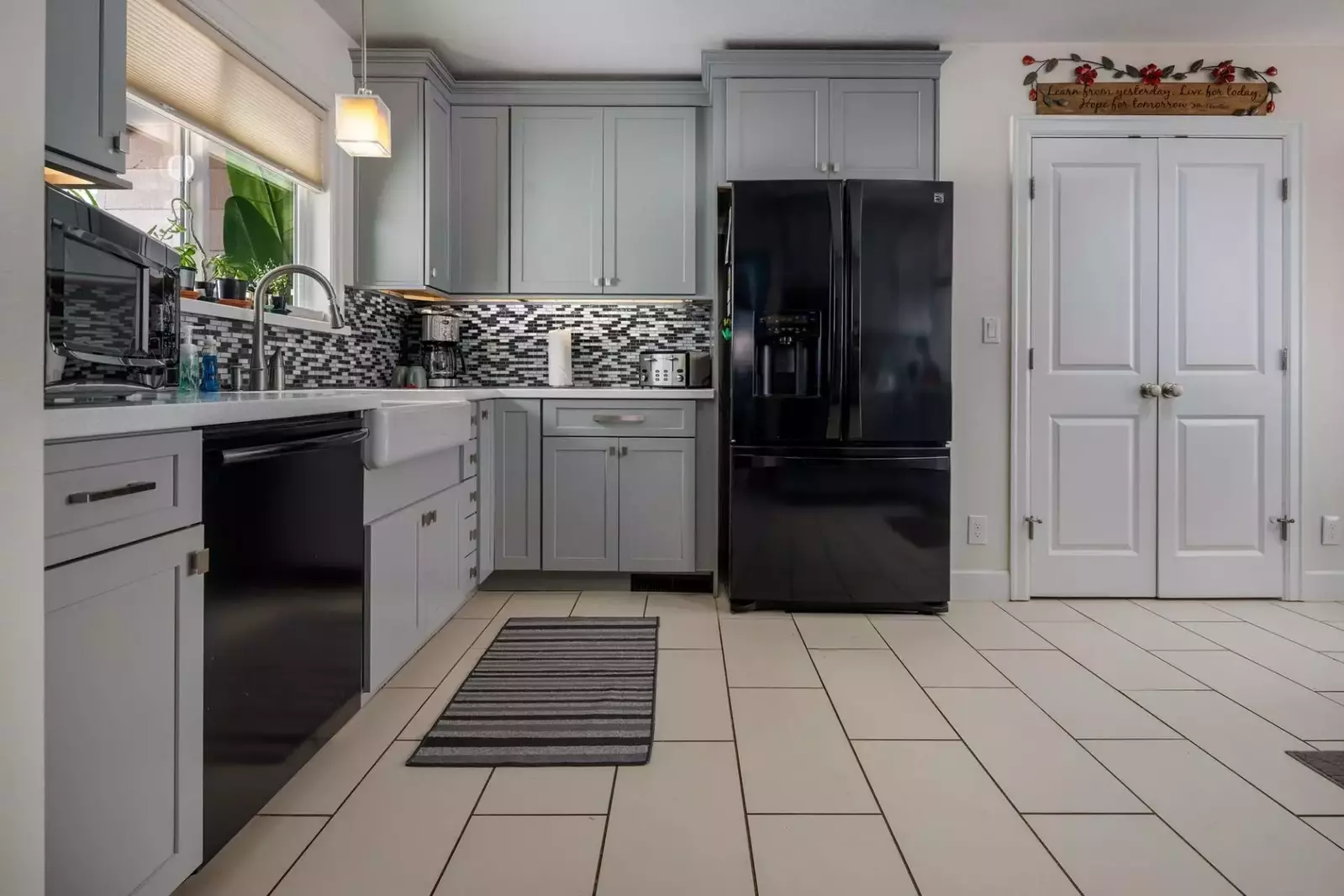 Very Large Kitchen & Very Clean & Cozy.  -Constantine