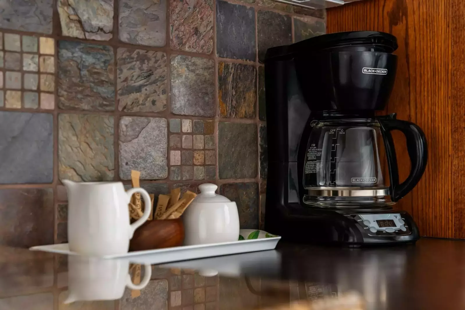 Coffee lovers are in luck as this rental provides coffee. There are also cute cafes a short walk away in downtown.