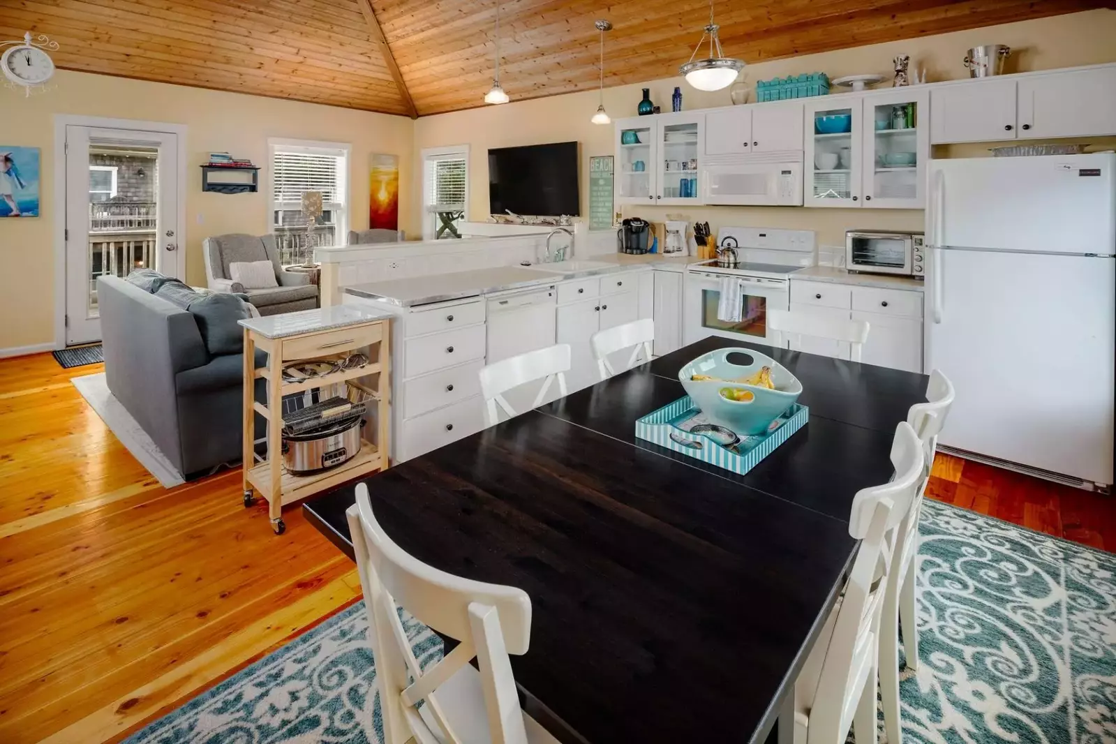 "What a phenomenal stay! I have stayed at multiple Depoe Bay homes, but this one is my favorite." - Danielle