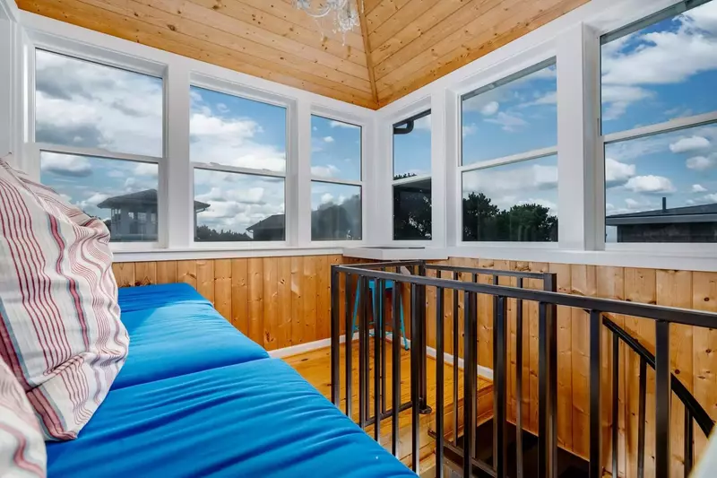 "We really enjoyed reading and watching the ocean from the Crows Nest and the beach access can't be beat." - Becky