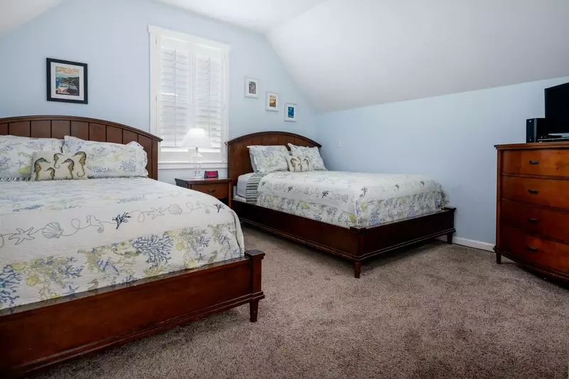 "Beautiful home, lots of beds and rooms for big families." - Melissa