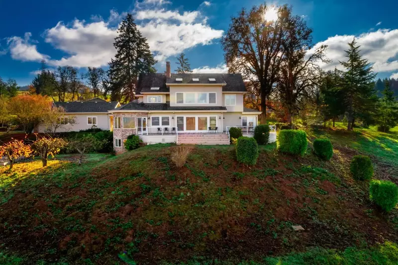 House was great, fantastic views and down the street from a bunch of wineries.  -Matthew D.