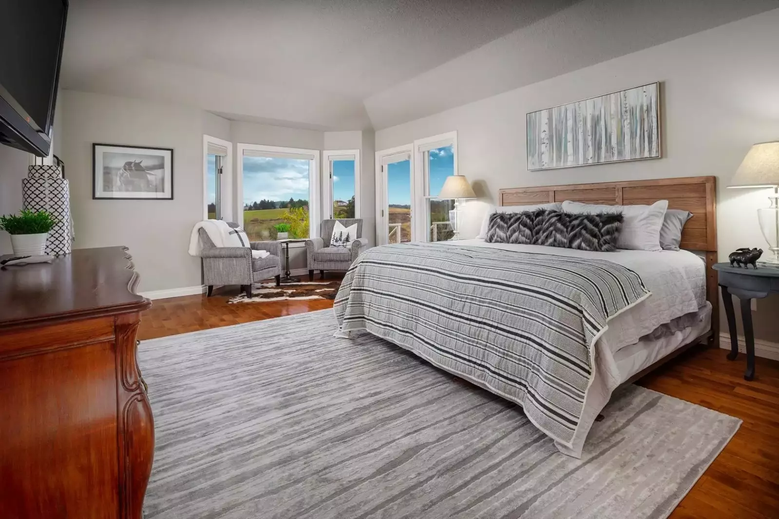 Main floor bedroom with en suite bathroom. Enjoy wonderful vineyard views in the distance.