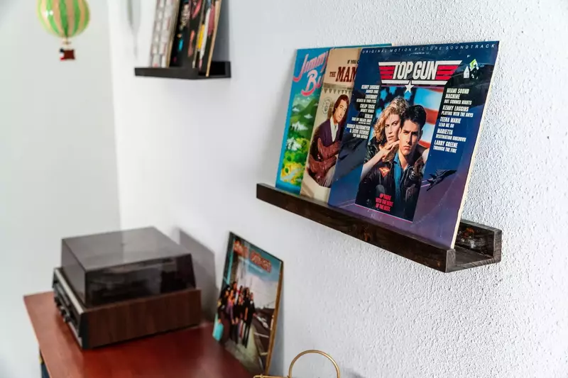 A record player with an excellent library. Feel free to bring your own from home or one of the many vintage shops in McMinnville and Newberg.