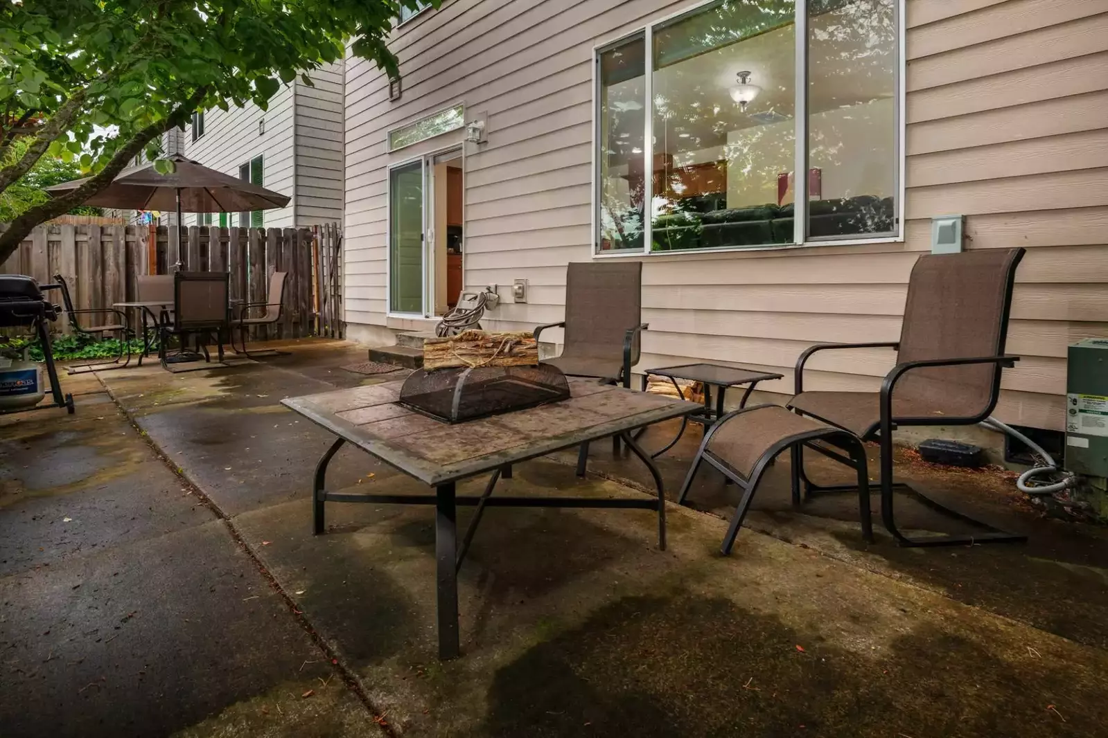 The fire table is wonderful spot to enjoy a lovely Oregon night.
