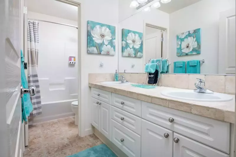 Large bright full bathroom upstairs with the bedrooms.