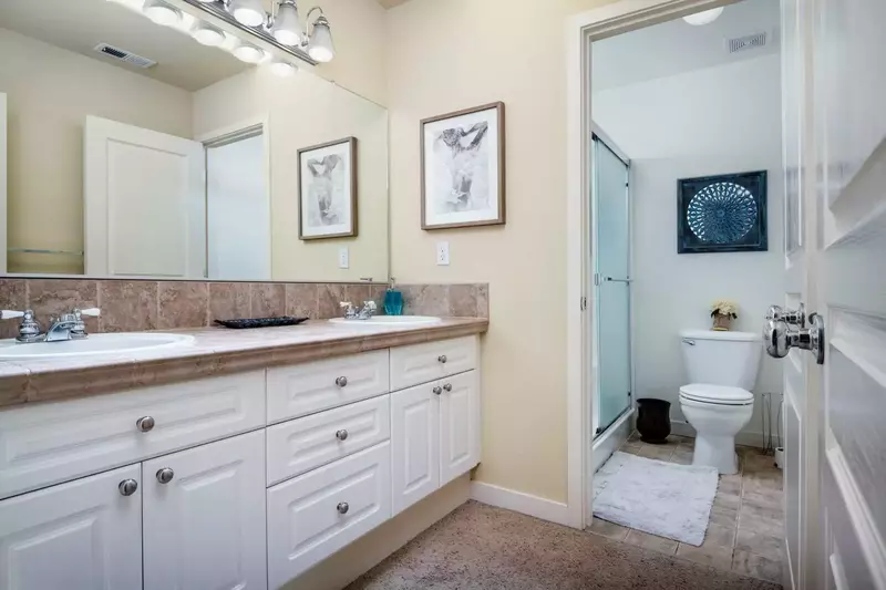 "Beds were comfortable. Good supply of towels. I'd definitely stay there again." - Emmett