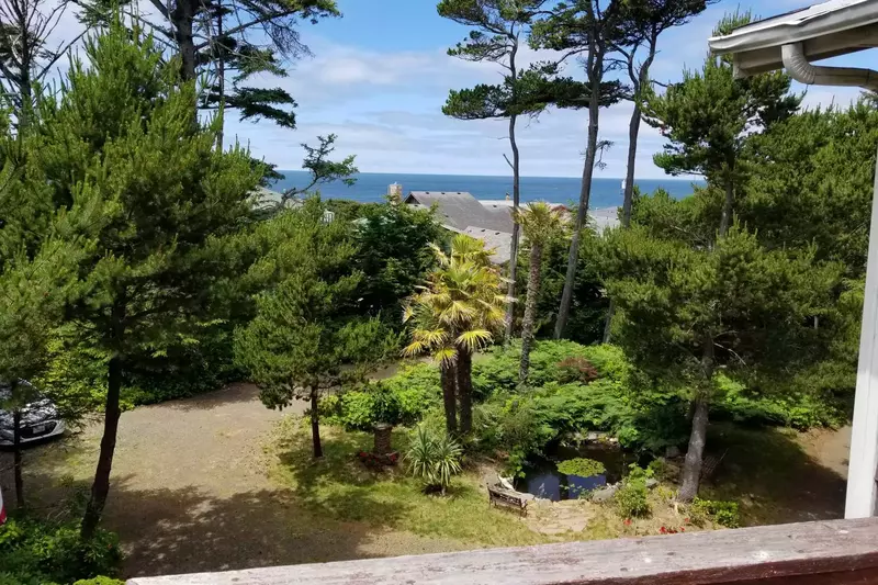 The beach is just moments away and easily walkable within 1-2 minutes.