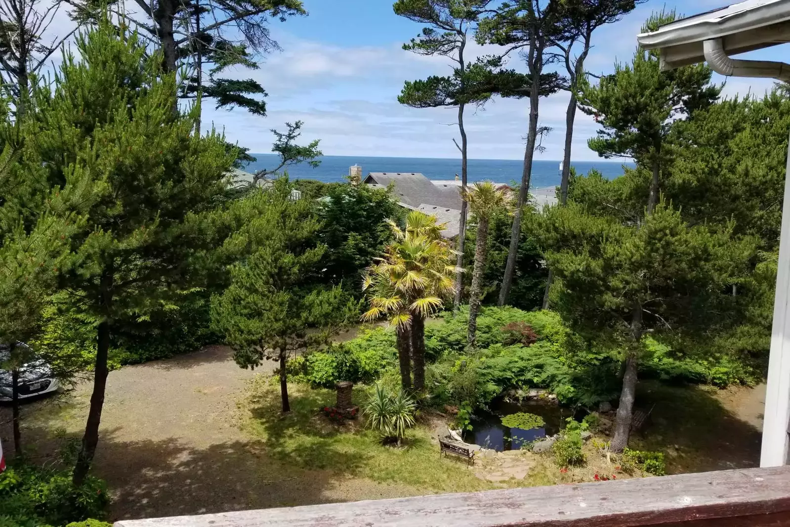 The beach is just moments away and easily walkable within 1-2 minutes.